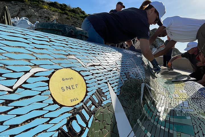 Groupe Snef personalizes its mosaic bench on the Corniche Kennedy in Marseille.